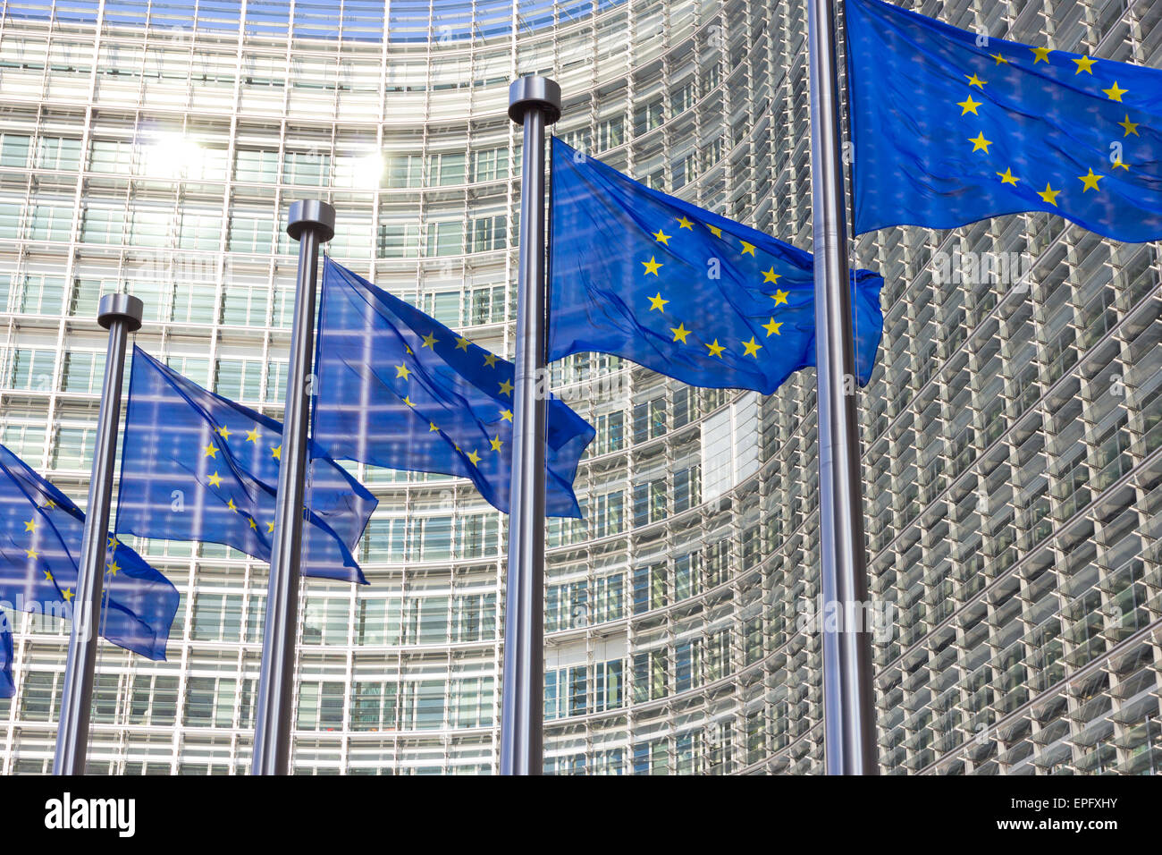 Bandiere dell'UE edificio della Commissione a Bruxelles Foto Stock