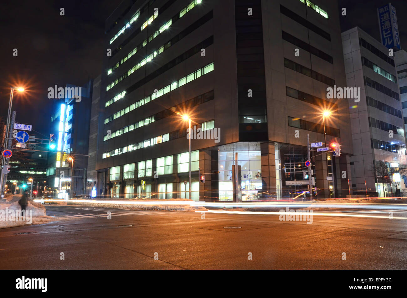 Le luci della strada principale in un quartiere del centro cittadino di Sapporo Foto Stock