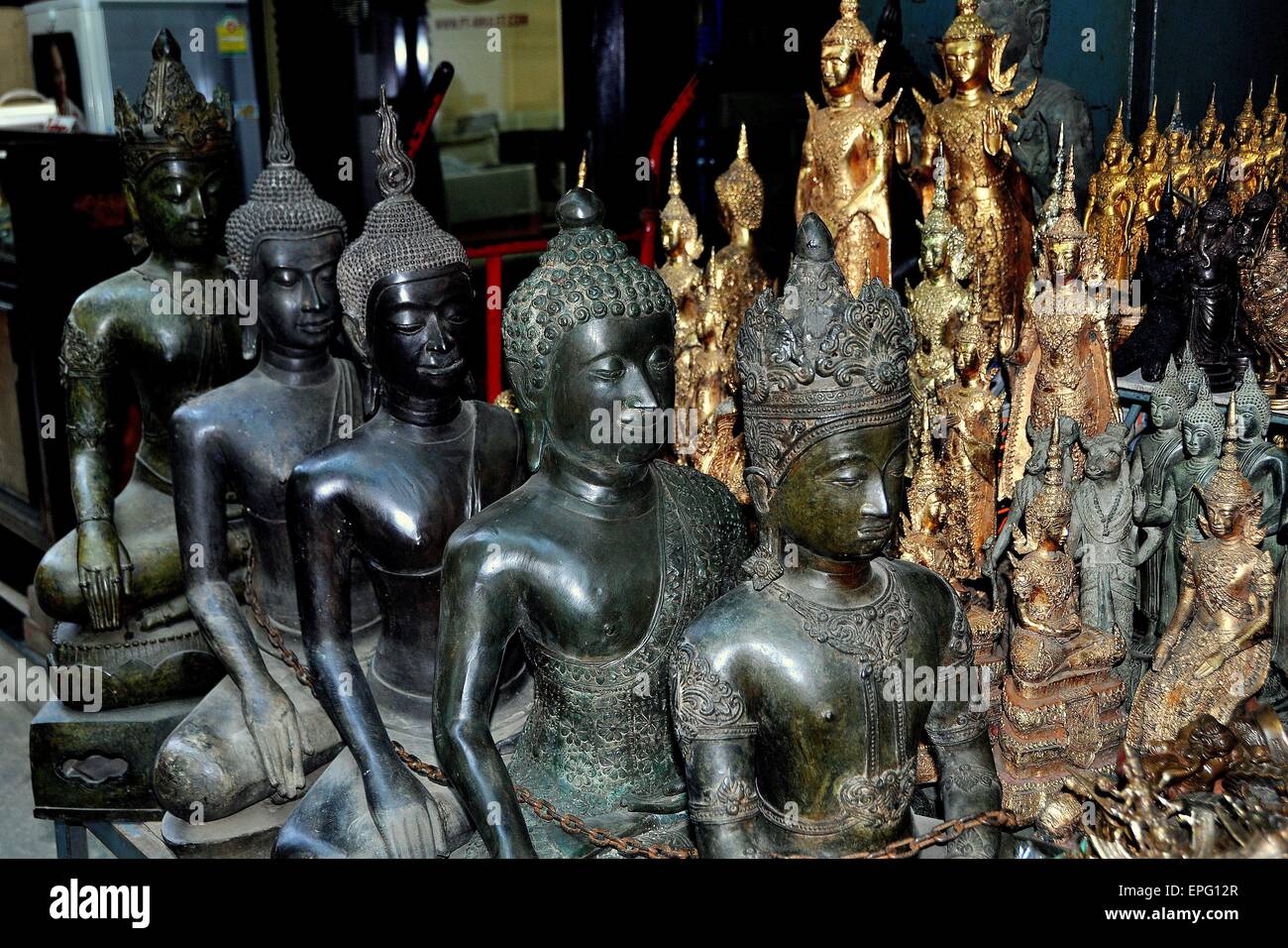 Bangkok, Thailandia: Statue di Buddha in molti diversi stili e dimensioni sono venduti in un negozio a Thanon Maha Rat Foto Stock