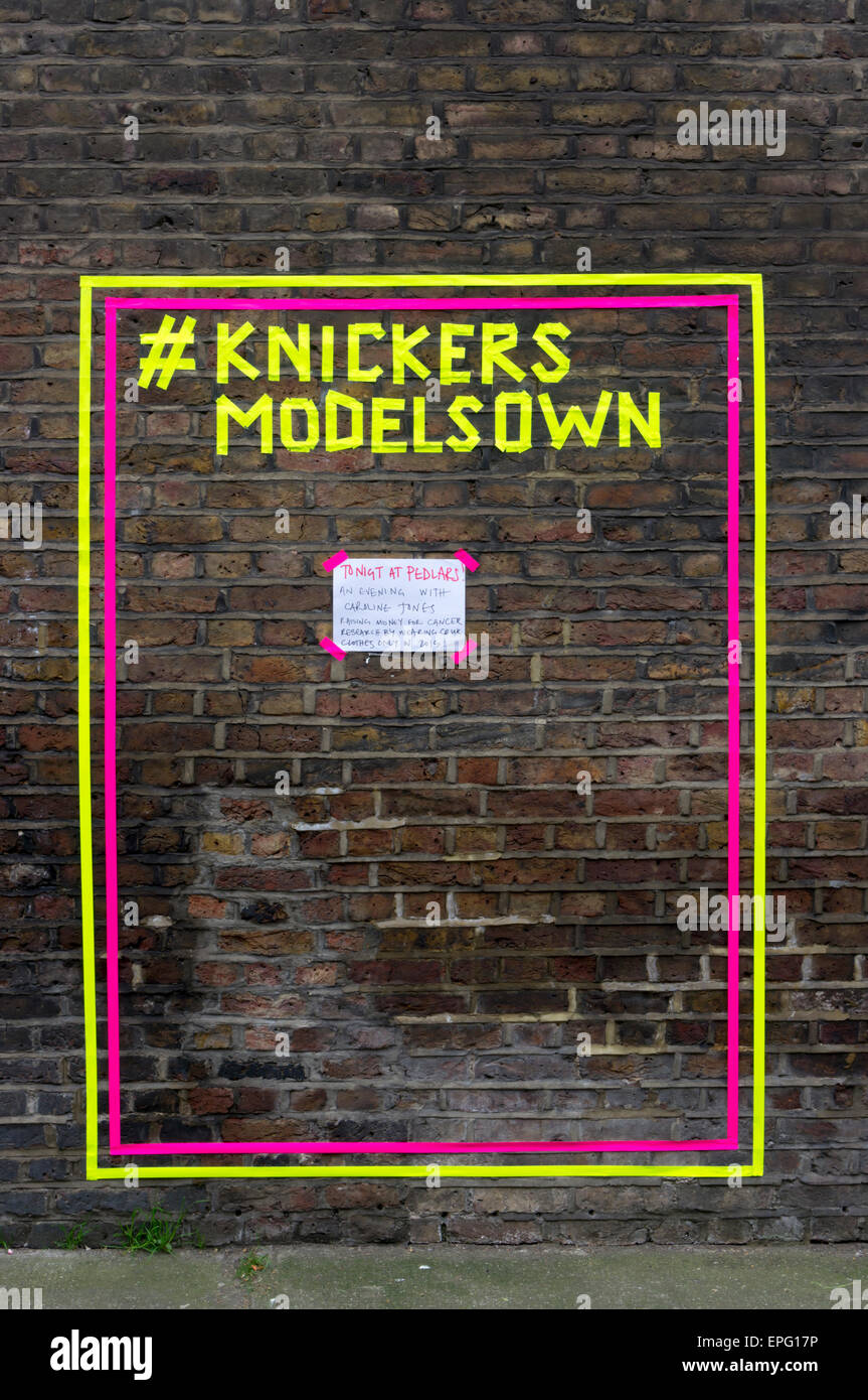 Modello di mutande il proprio segno sulla parete in Notting Hill. I dettagli nella descrizione. Foto Stock