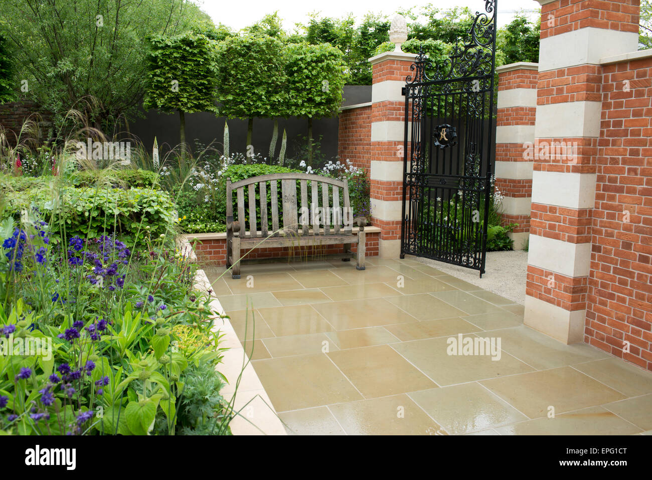 2015 RHS Chelsea Flower Show Premere Giorno, Royal Hospital Chelsea, Londra, Regno Unito. 18 Maggio, 2015. Il lascito vivente giardino da Darwin Property Management Investment, progettato da Andrew Wilson e Gavin McWilliam, commemora il duecentesimo anniversario della battaglia di Waterloo e celebra il ruolo di Wellington College come il Duca di Wellington memoriale nazionale e vivente eredità. Credito: Malcolm Park editoriale/Alamy Live News Foto Stock