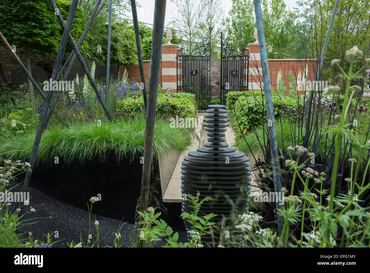 2015 RHS Chelsea Flower Show Premere Giorno, Royal Hospital Chelsea, Londra, Regno Unito. 18 Maggio, 2015. Il lascito vivente giardino da Darwin Property Management Investment, progettato da Andrew Wilson e Gavin McWilliam, commemora il duecentesimo anniversario della battaglia di Waterloo e celebra il ruolo di Wellington College come il Duca di Wellington memoriale nazionale e vivente eredità. Credito: Malcolm Park editoriale/Alamy Live News Foto Stock
