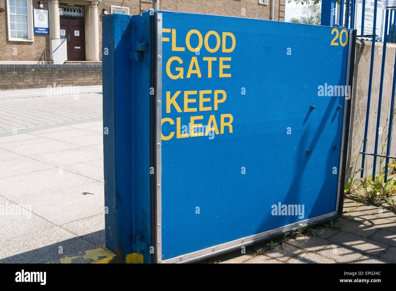 Aprire i cancelli di alluvioni inondazioni gate uk inondazioni aprire le difese di immigrazione di migrazione dei migranti clandestini immigrati politica dei migranti Foto Stock