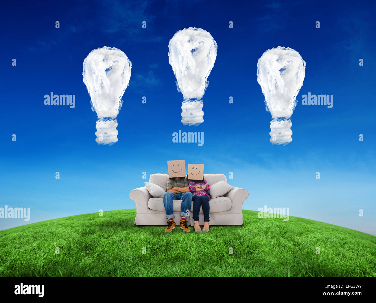 Immagine composita di silly dipendenti indossando le caselle sulle loro teste Foto Stock