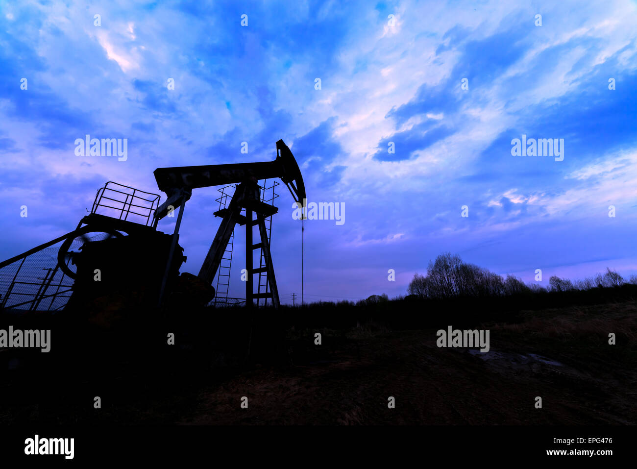 Pompa olio silhouette contro il cielo blu Foto Stock