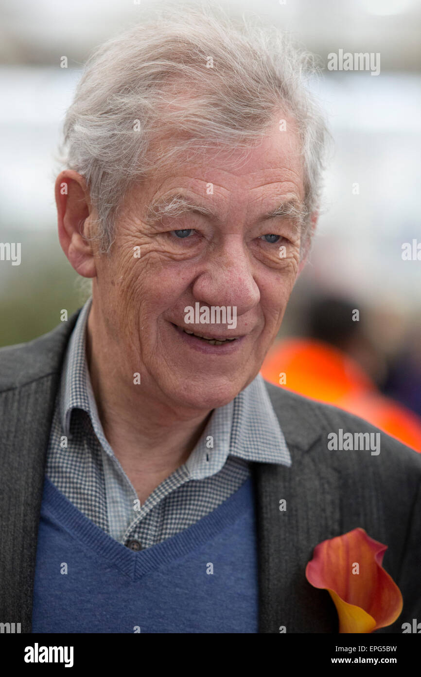 Londra, Regno Unito. Il 18 maggio 2015. Attore Sir Ian McKellen al NAFAS tradestand. Premere il tasto Giorno della RHS Chelsea Flower Show. Credito: Nick Savage/Alamy Live News Foto Stock