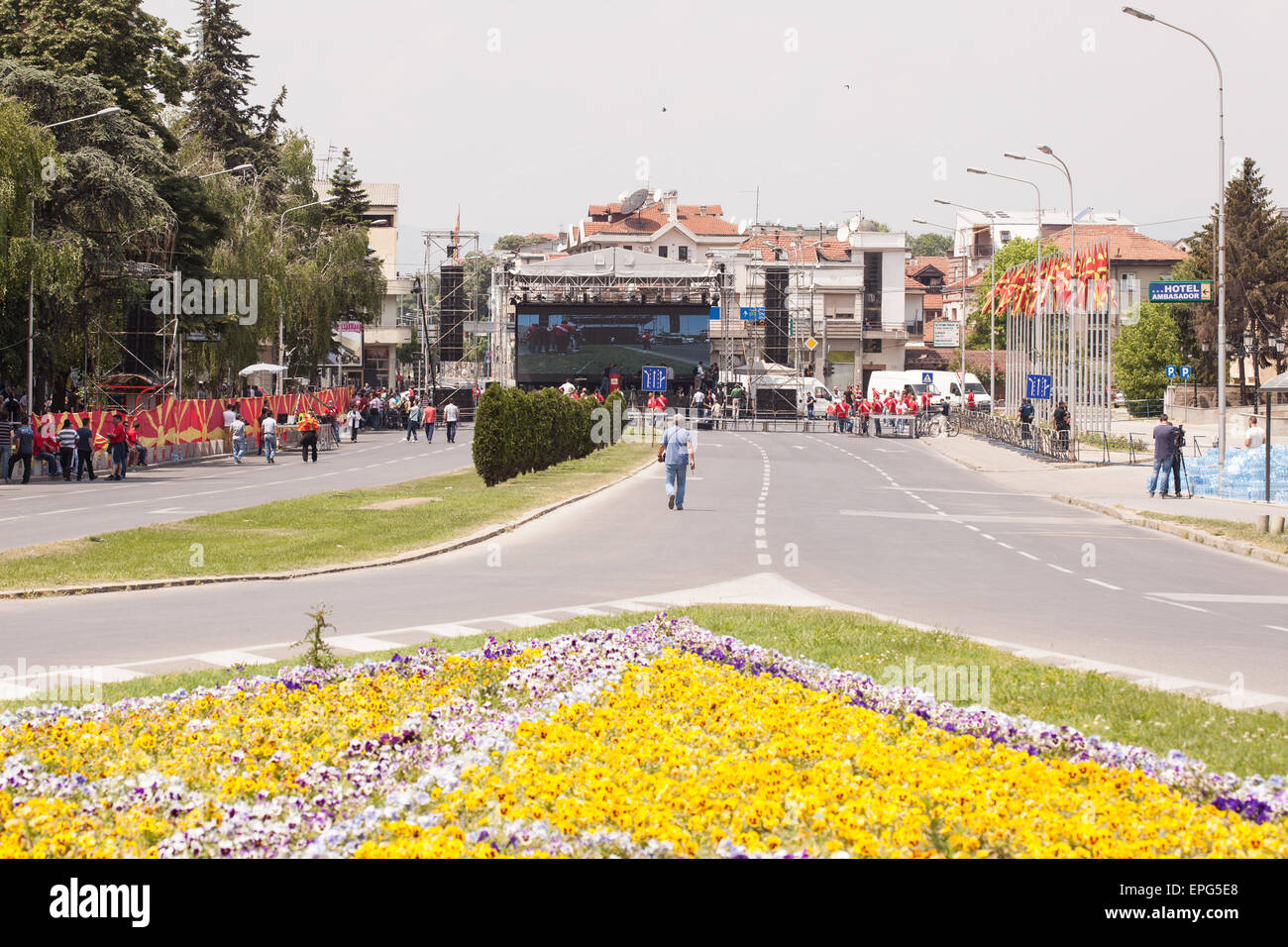 SKOPJE, MACEDONIA - 17 Maggio 2015: preparativi per multietnical massicce manifestazioni di protesta contro il governo, dopo l opposizione ha pubblicato le conversazioni registrate di molti ministri e persone vicino al partito di governo coinvolto in un sacco di attività criminali, le frodi e il riciclaggio di denaro Foto Stock