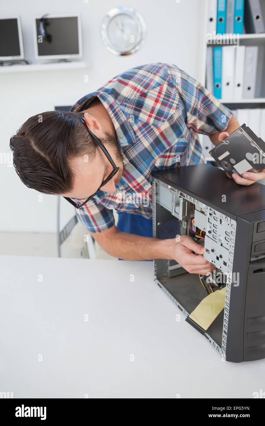 Ingegnere Informatico lavorando sulla console rotto Foto Stock