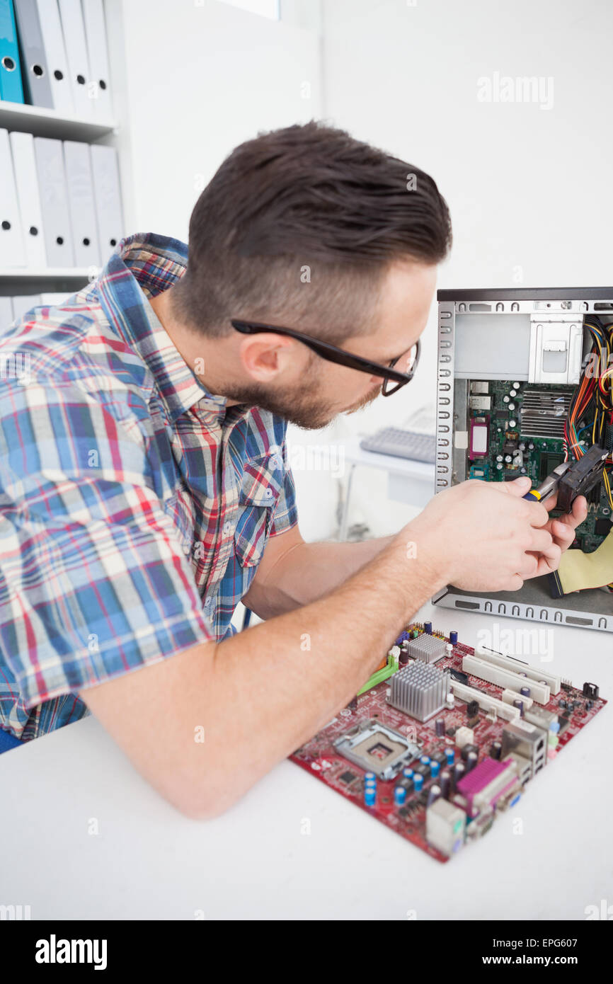 Ingegnere Informatico lavorando su cpu guaste Foto Stock