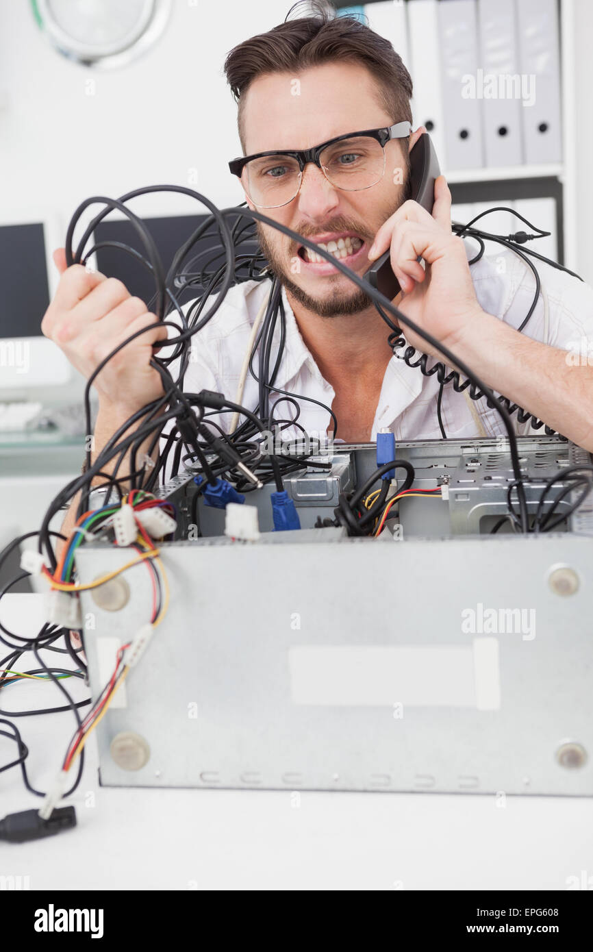Arrabbiato ingegnere informatico come effettuare una chiamata Foto Stock