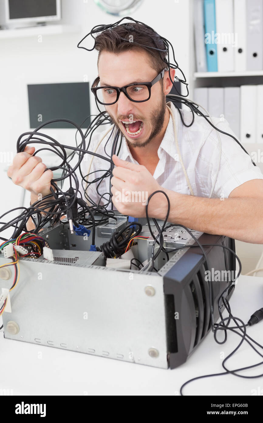 Arrabbiato ingegnere informatico tirando i fili Foto Stock
