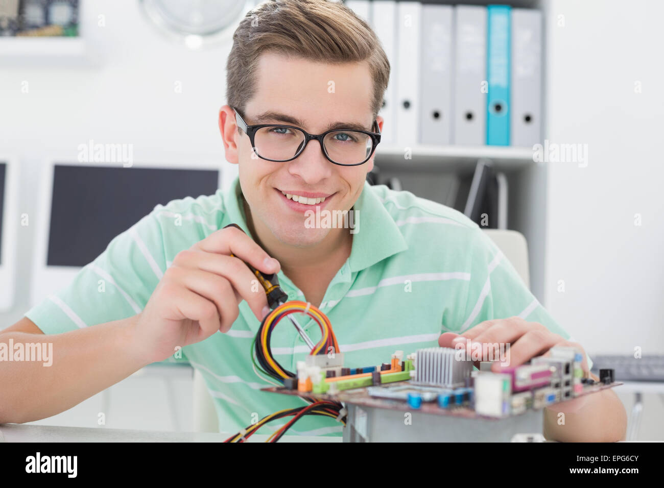 Tecnico che lavora su cpu guaste con cacciavite Foto Stock