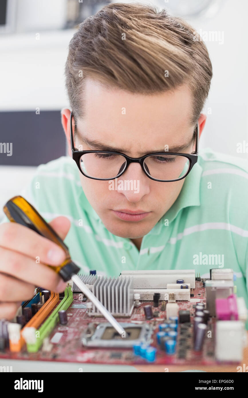 Tecnico che lavora su cpu guaste con cacciavite Foto Stock