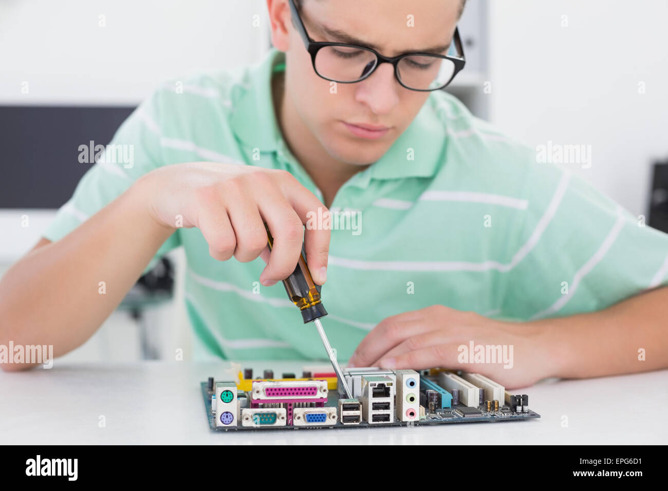 Tecnico che lavora su cpu guaste Foto Stock