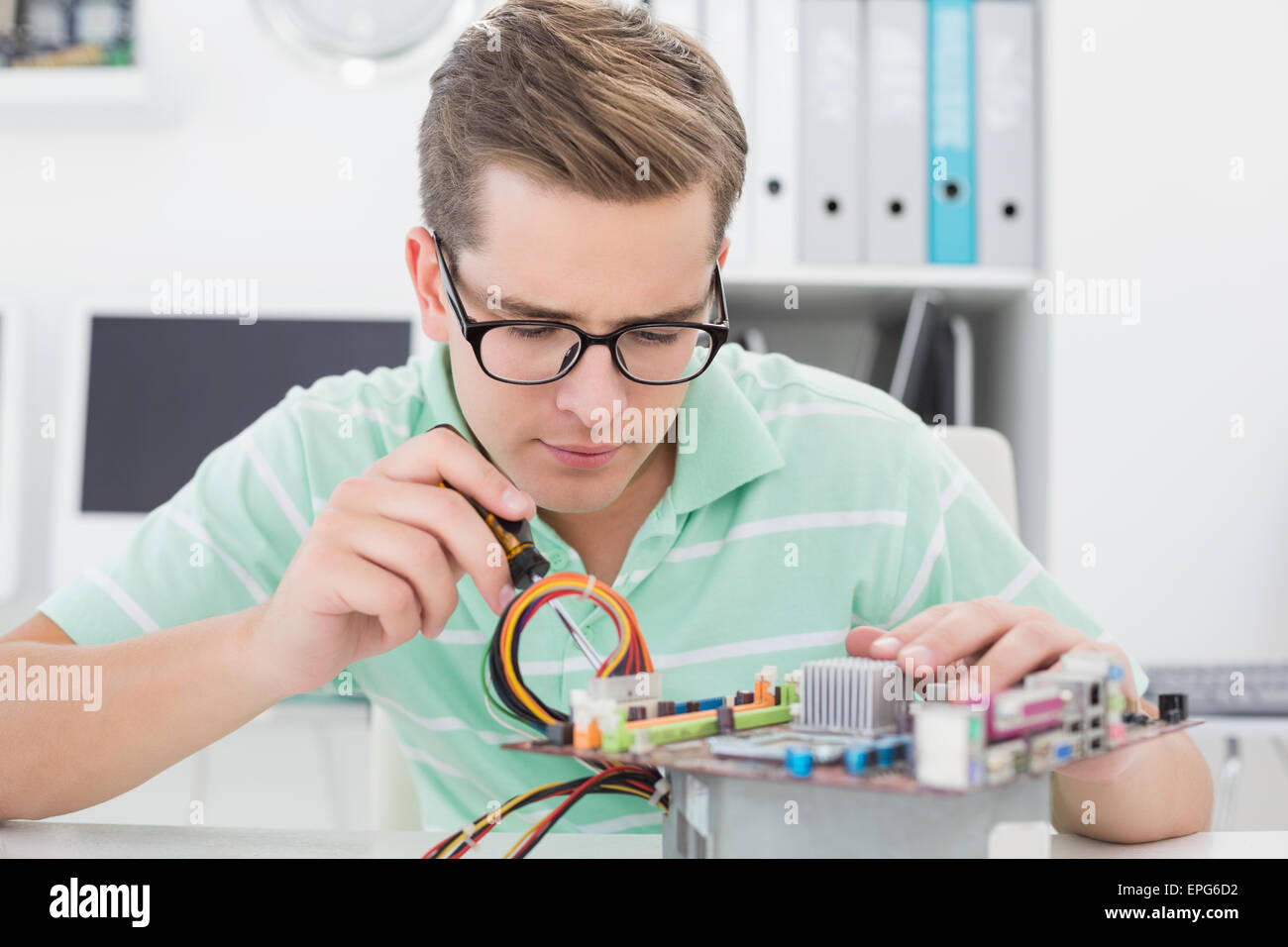 Tecnico che lavora su cpu guaste con cacciavite Foto Stock