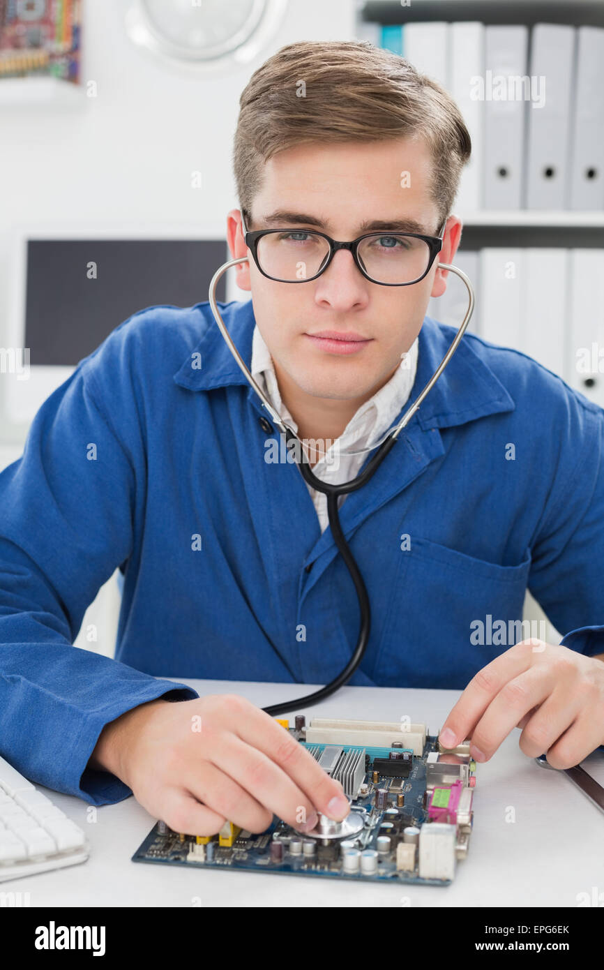 Ascolto tecnico alla CPU con uno stetoscopio Foto Stock