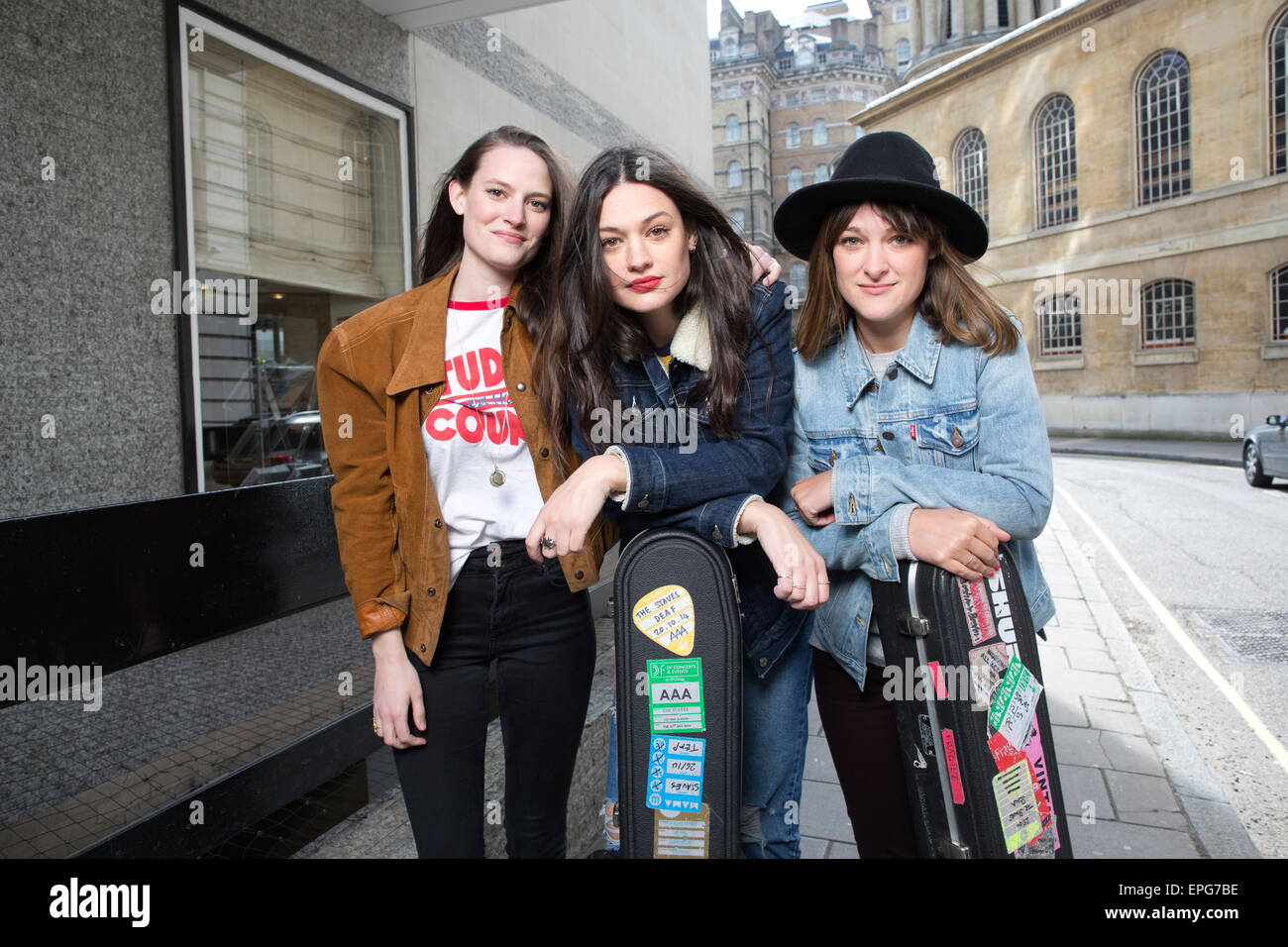 Le doghe, inglese acoustic folk rock trio di sorelle da Watford, fotografati a Portland Place, Londra, Regno Unito Foto Stock