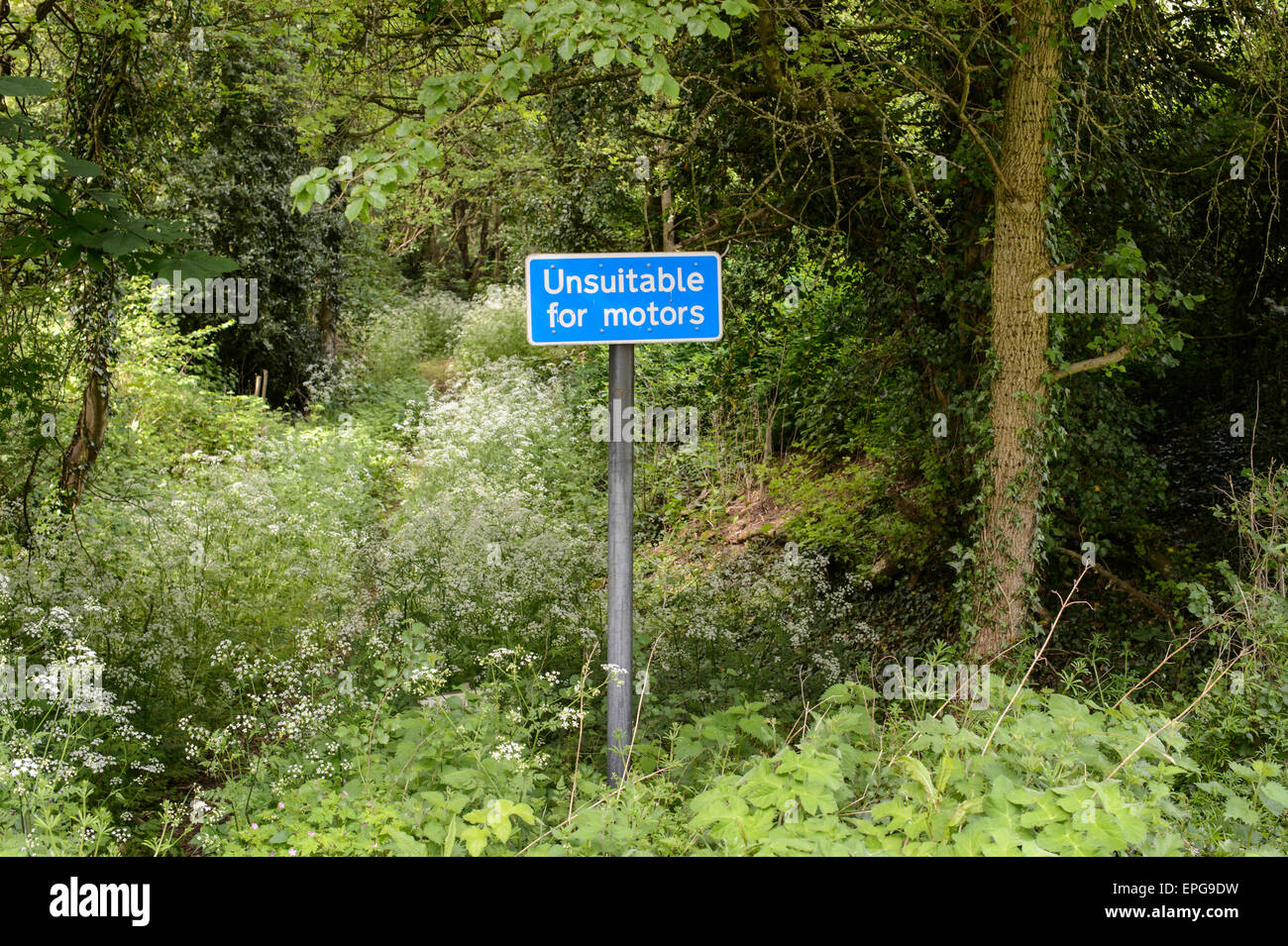 Un inadeguato per motori firmare all'entrata di un paese ricoperta lane in rurale Oxfordshire, in Inghilterra , NEL REGNO UNITO Foto Stock