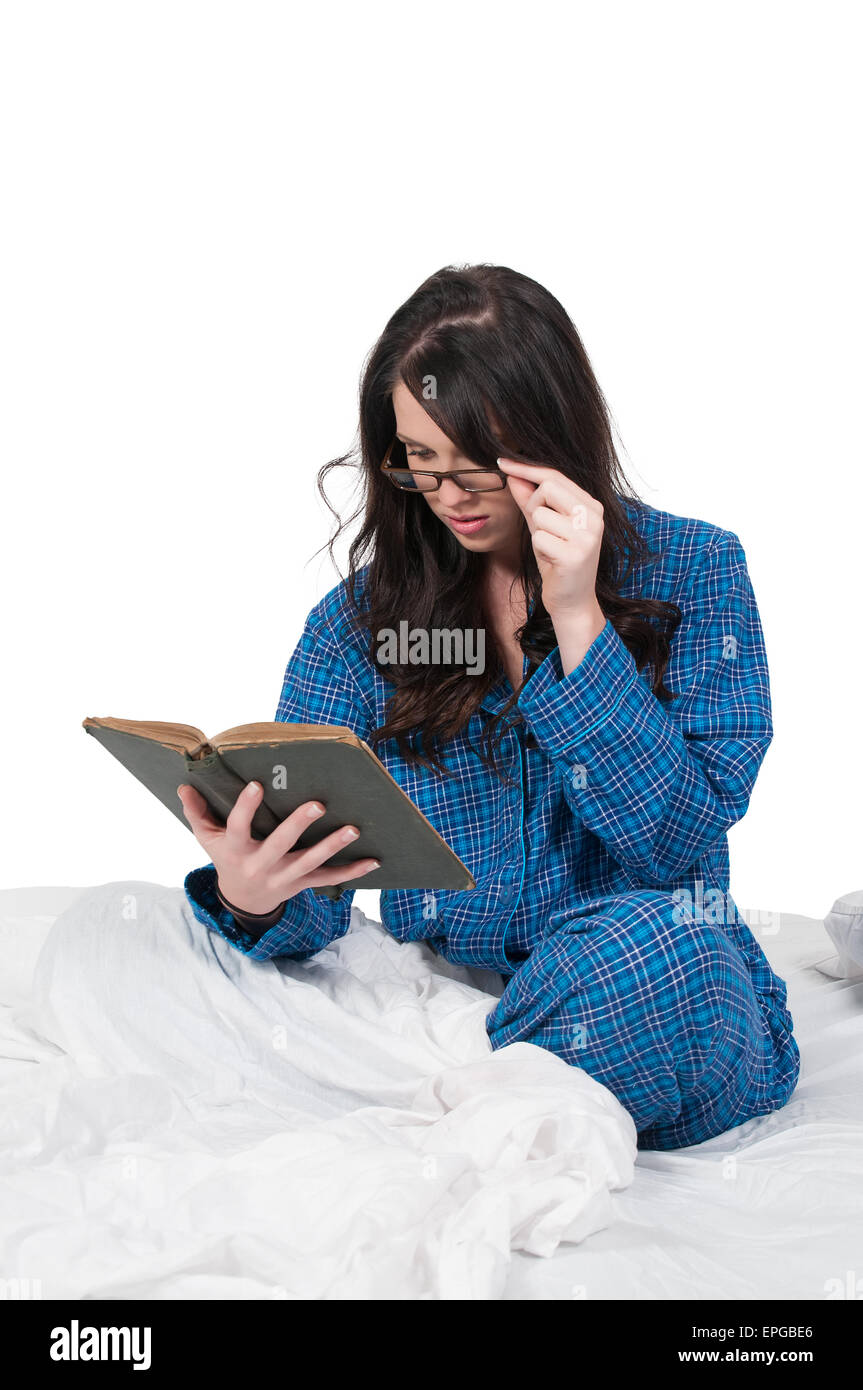 Donna lettura a letto Foto Stock