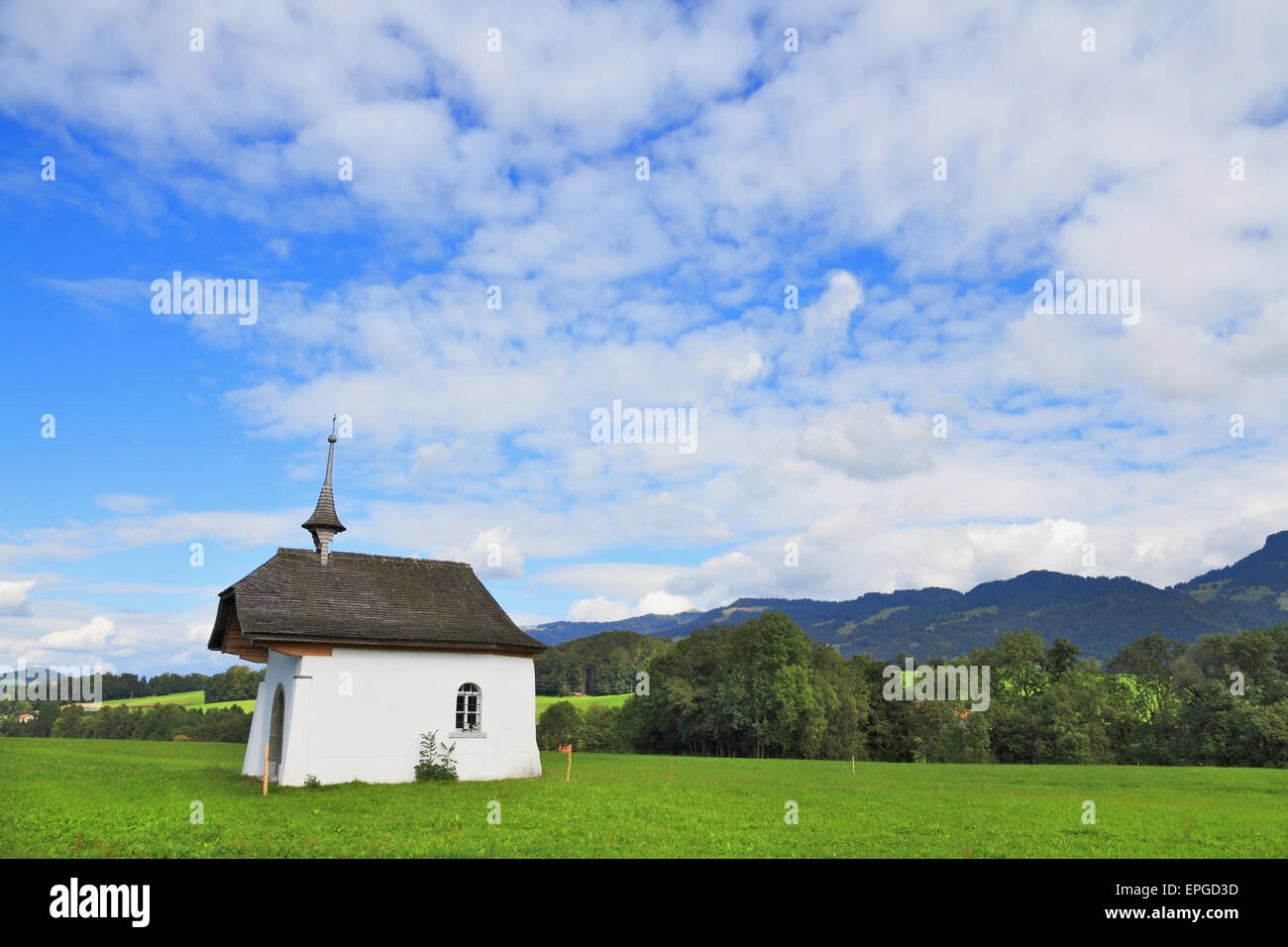La cappella rurale incoronato pittoresco cross Foto Stock