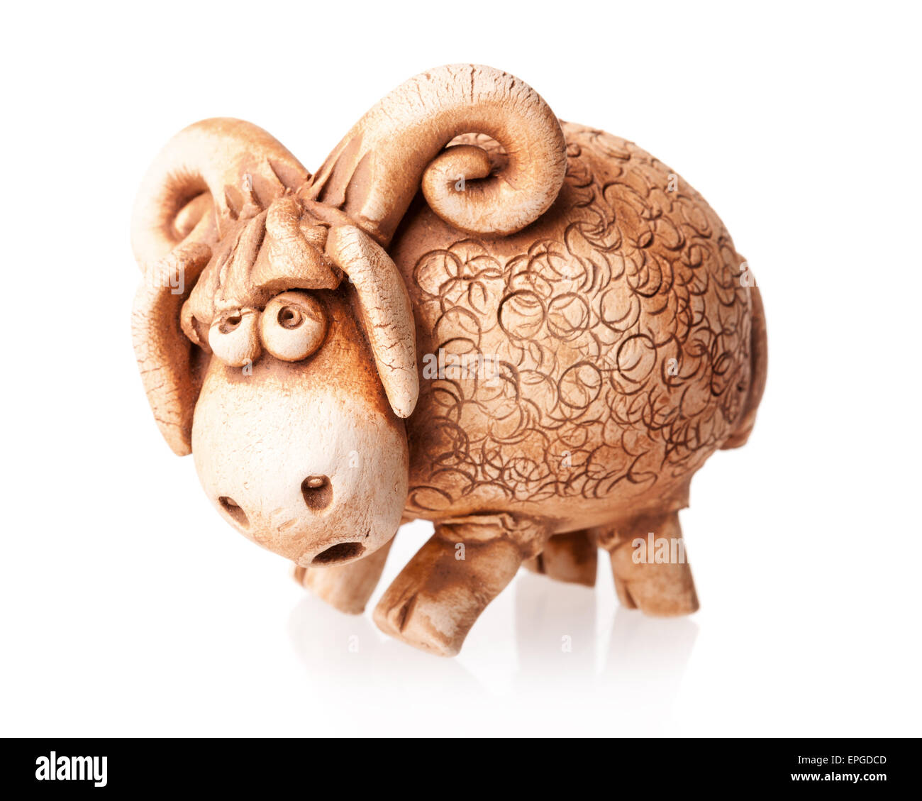 Ceramica marrone ram doll isolato su bianco Foto Stock