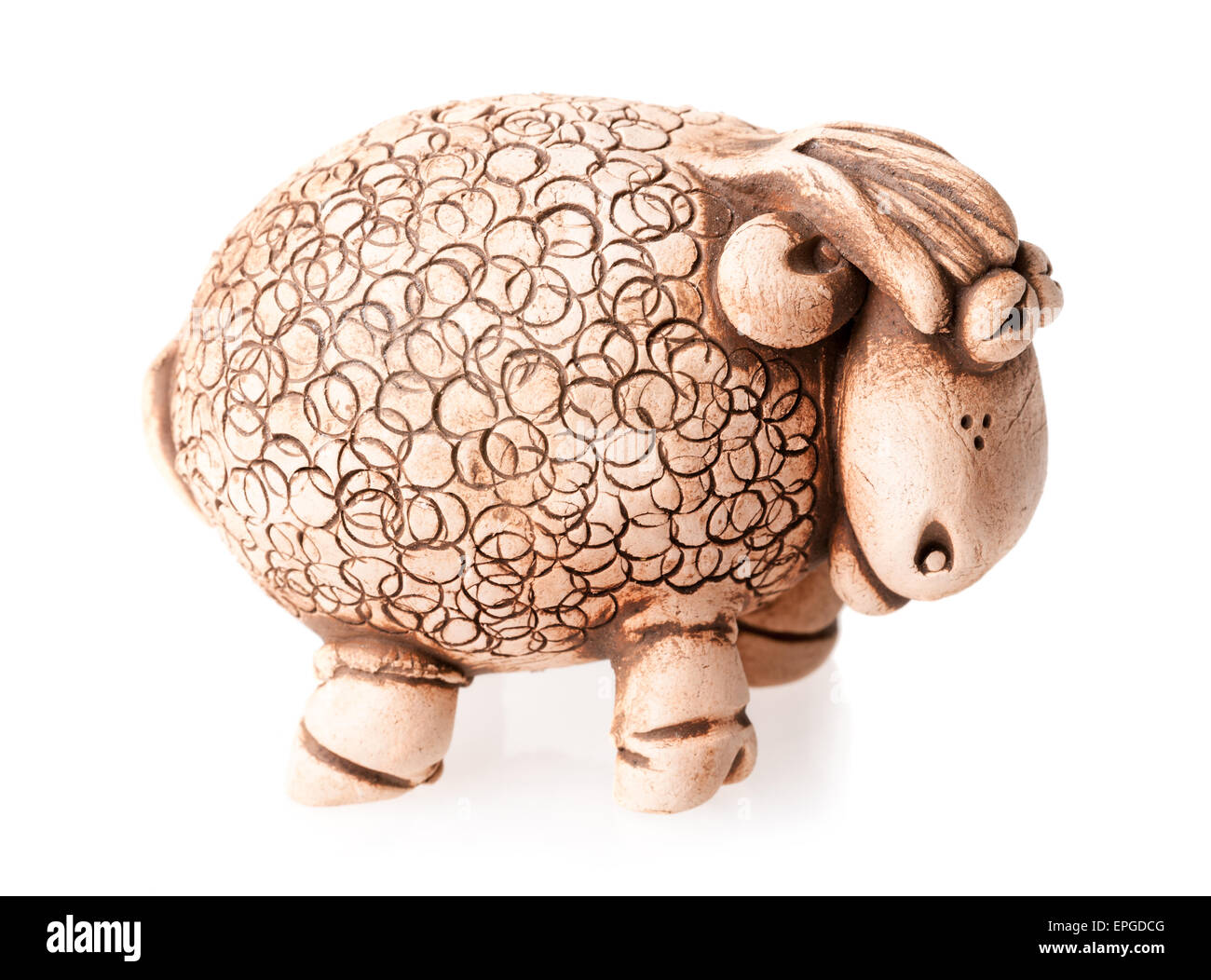 Ceramica marrone pecore statuetta isolato su bianco Foto Stock