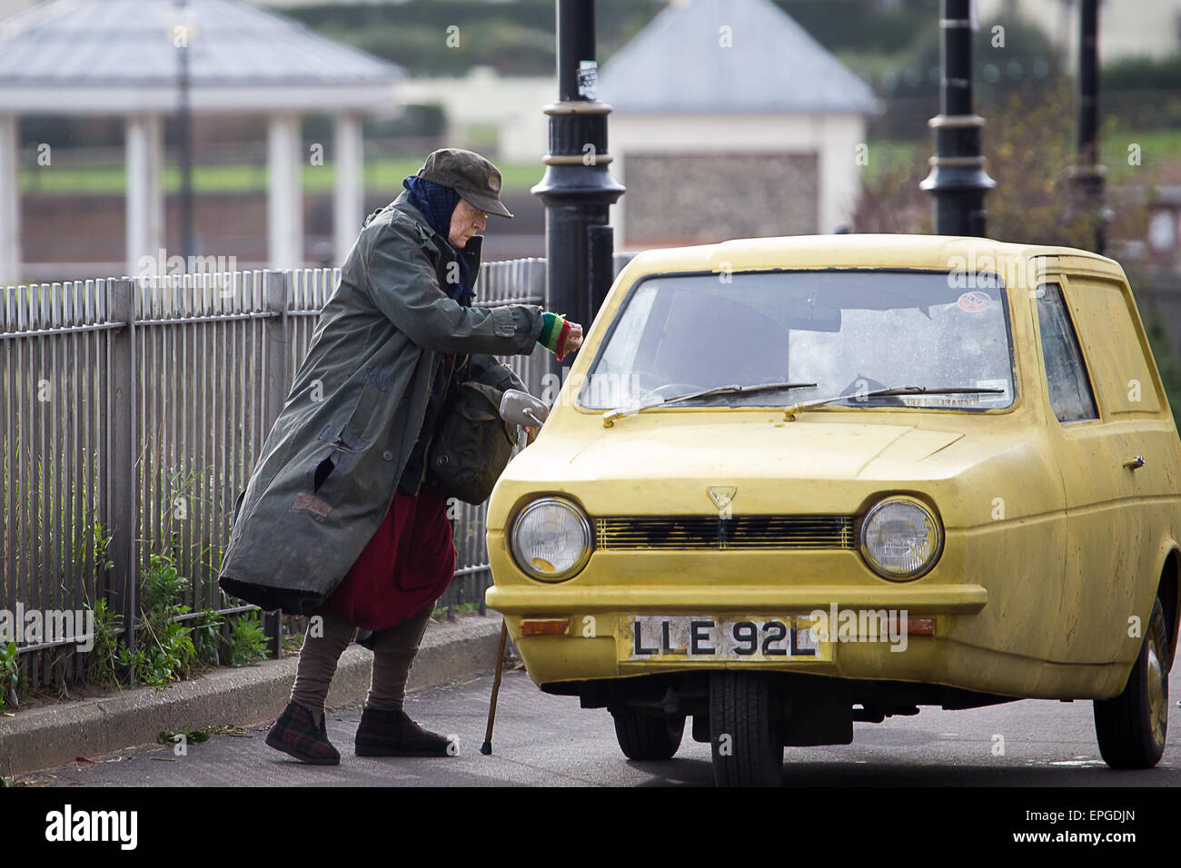 Maggie Smith scene di film per 'la Signora nel furgone". L'attrice è visto su un bambini ride fair e poi fa una passeggiata lungo la spiaggia di mangiare patatine da un giornale. Con Maggie Smith Dove: Broadstairs, Regno Unito quando: 13 Nov 2014 Credit: WENN.com Foto Stock