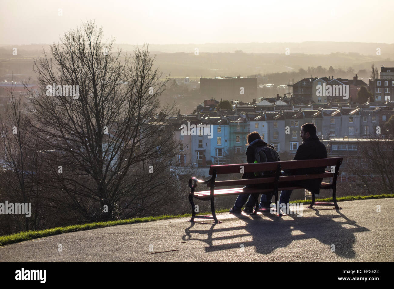 Due persone godendo della vista di Bristol seduta su una panchina in Brandon Hill Park, Bristol, Regno Unito Foto Stock