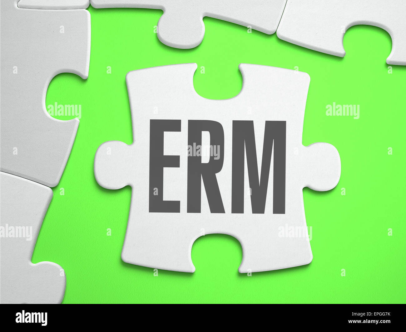 ERM - Enterprise Risk Management - Puzzle con pezzi mancanti. Colore verde brillante background. Close-up. 3d'illustrazione. Foto Stock