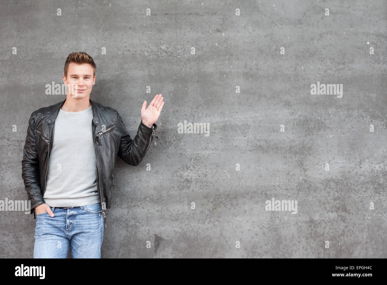 Casual giovane ragazzo rivolto di lato Foto Stock