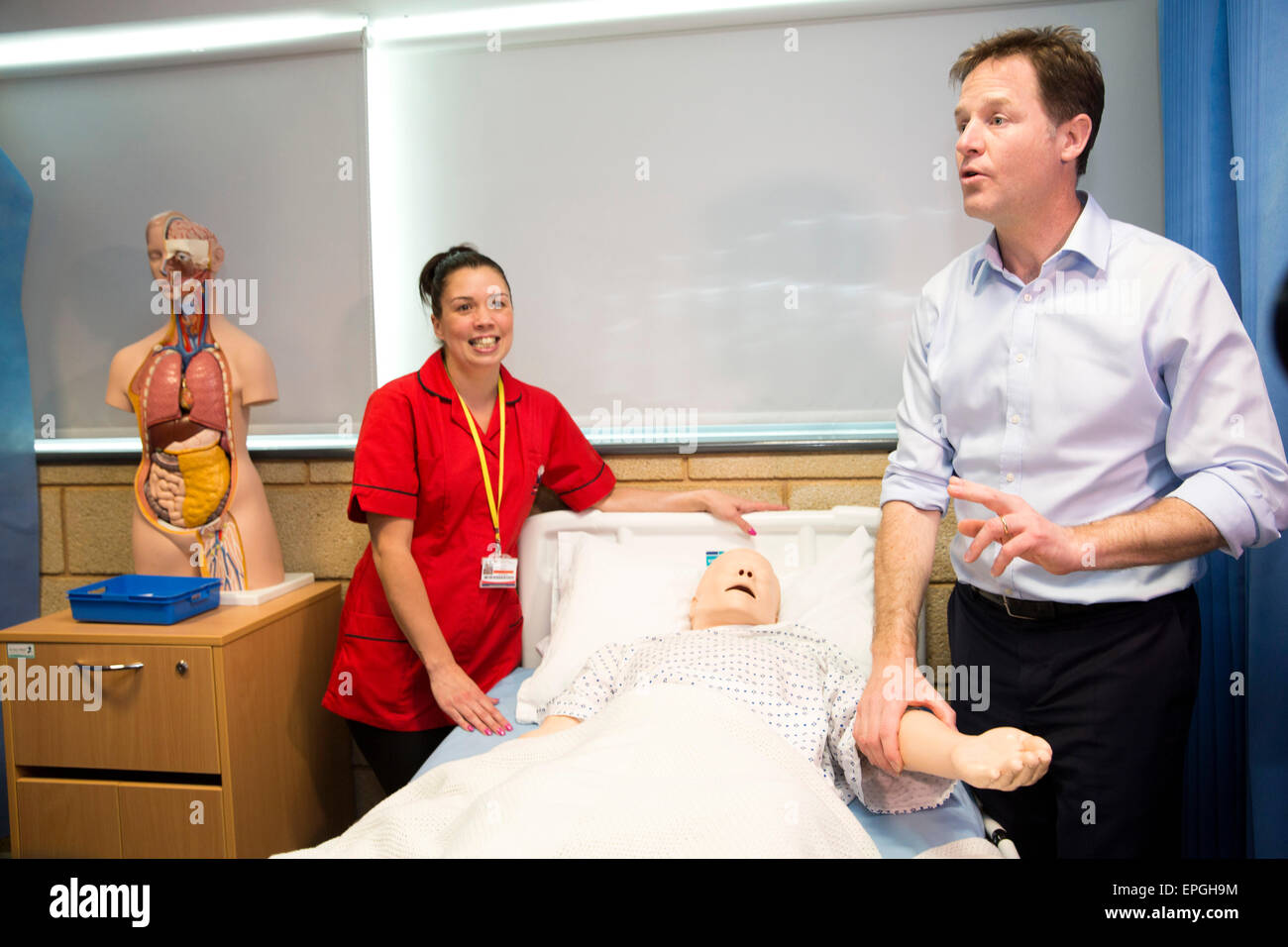 Gruppo del Partito europeo dei liberali democratici Leader e il Vice Primo Ministro Nick Clegg in visita a Solihull Collegio durante l'elezione esegui fino Foto Stock