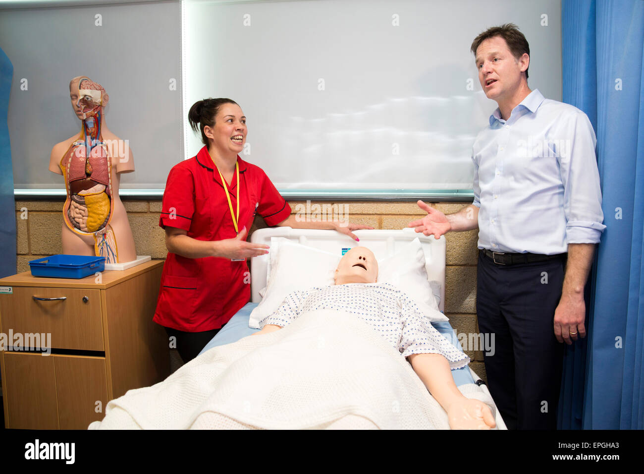 Gruppo del Partito europeo dei liberali democratici Leader e il Vice Primo Ministro Nick Clegg in visita a Solihull Collegio durante l'elezione esegui fino Foto Stock