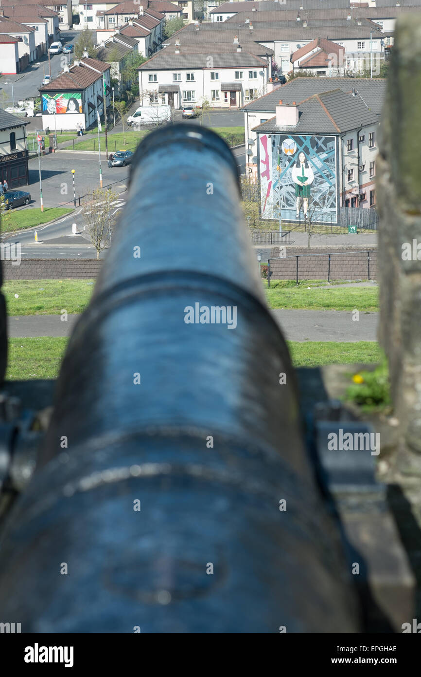 Assedio cannon punti verso il Bogside Derry Londonderry Irlanda del Nord Foto Stock