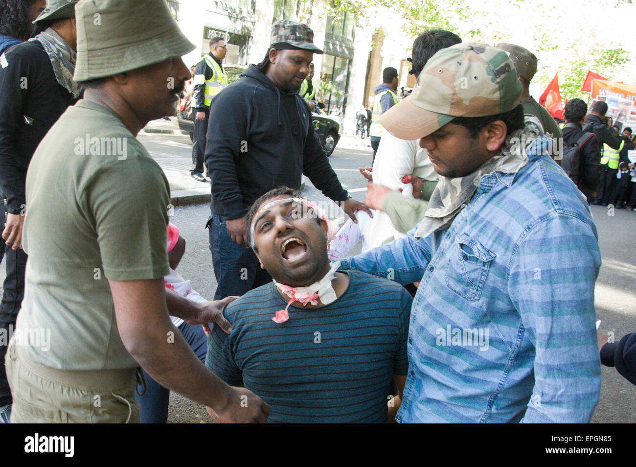 Londra, Regno Unito. 18 Maggio, 2015. Protesta dimostranti simulare attrocities contro i tamil. Sulla giornata internazionale contro il genocidio, Tamil stadio i sostenitori di una marcia di protesta contro l'oppressione. Credito: Graham M. Lawrence/Alamy Live News. Foto Stock