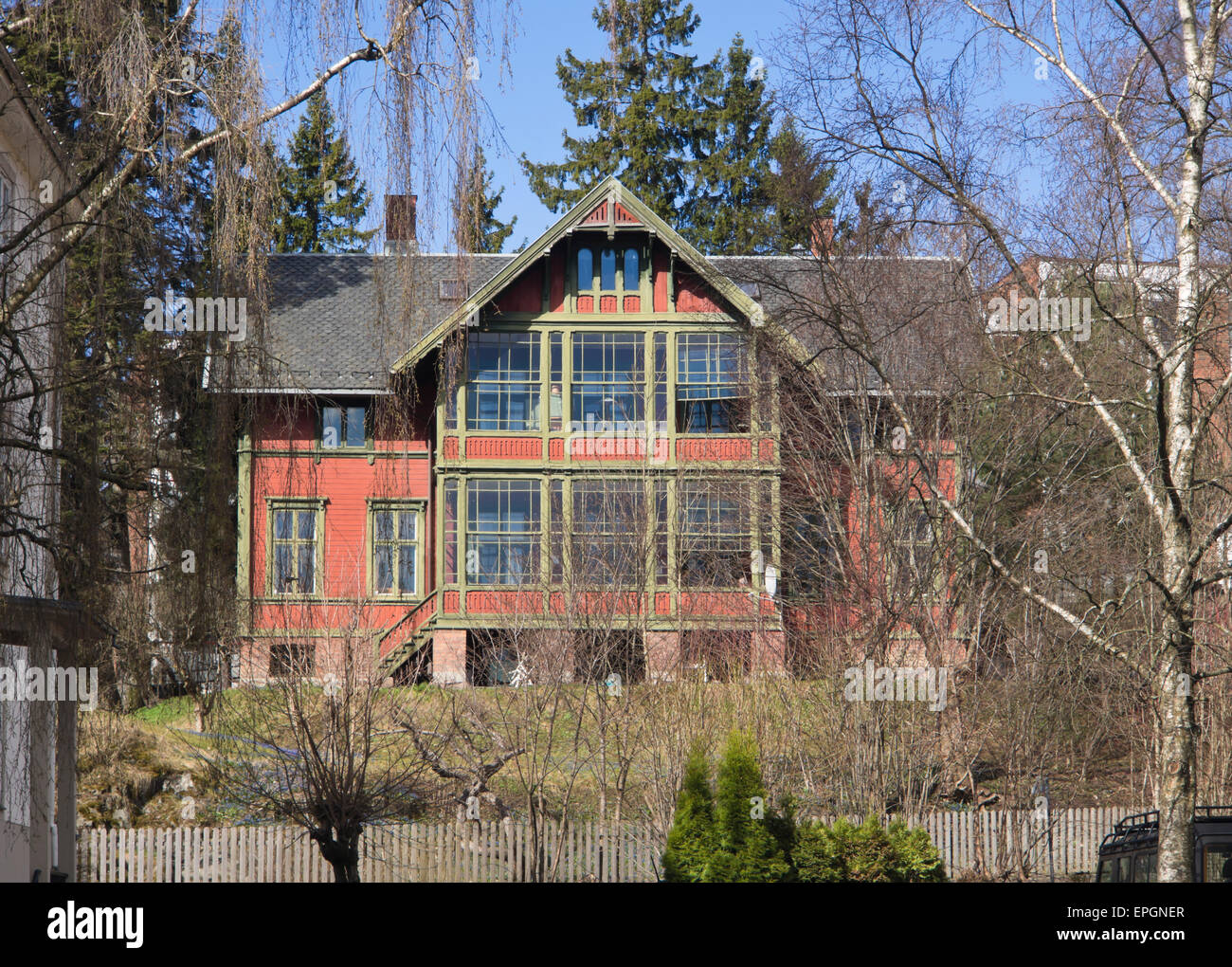 Legno grande-incorniciato giro del secolo scorso la villa nel quartiere Ulleval di Oslo Norvegia Foto Stock