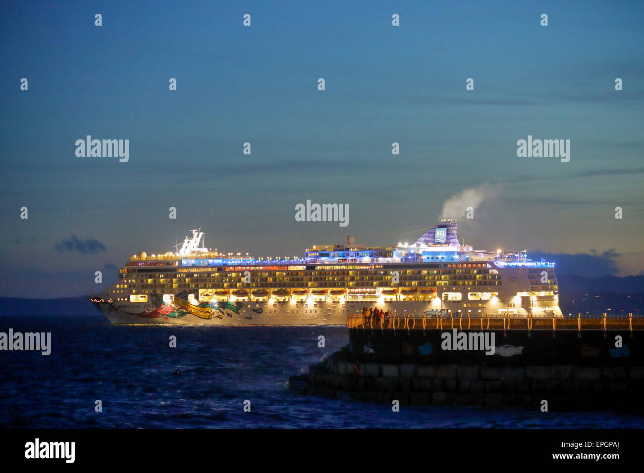 La nave di crociera partenza dal porto di Victoria al crepuscolo-Victoria, British Columbia, Canada. Foto Stock