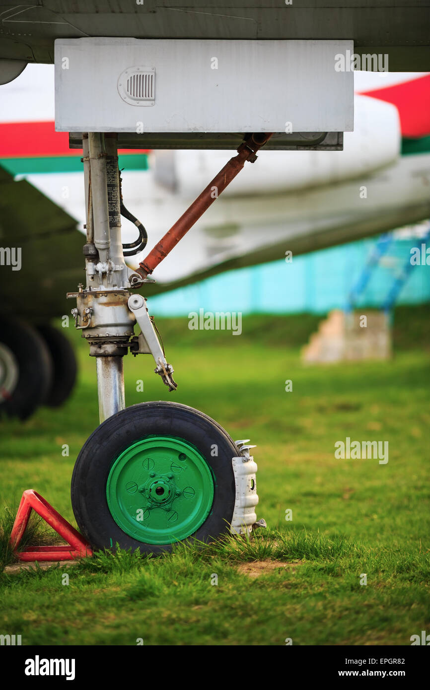 Parte anteriore del carrello di atterraggio degli aeromobili di luce sul prato verde. Profondità di campo. Messa a fuoco selettiva. Foto Stock
