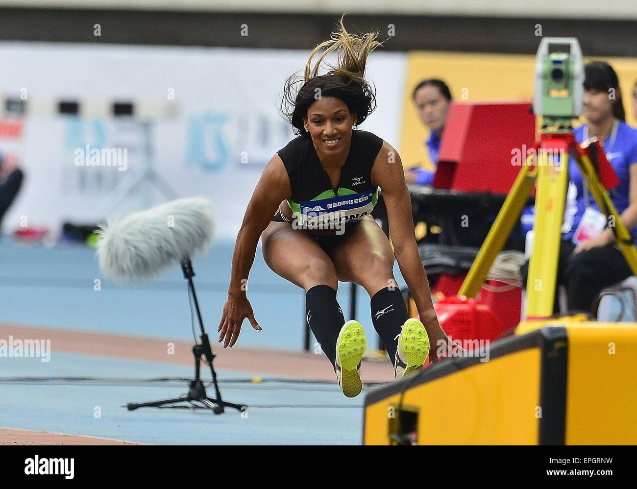 17 maggio 2015 - Shanghai, Repubblica Popolare Cinese - PATRICIA MAMONA (Portogallo) durante il salto triplo per donna a Shanshai Diamond League. © Marcio Machado/ZUMA filo/Alamy Live News Foto Stock