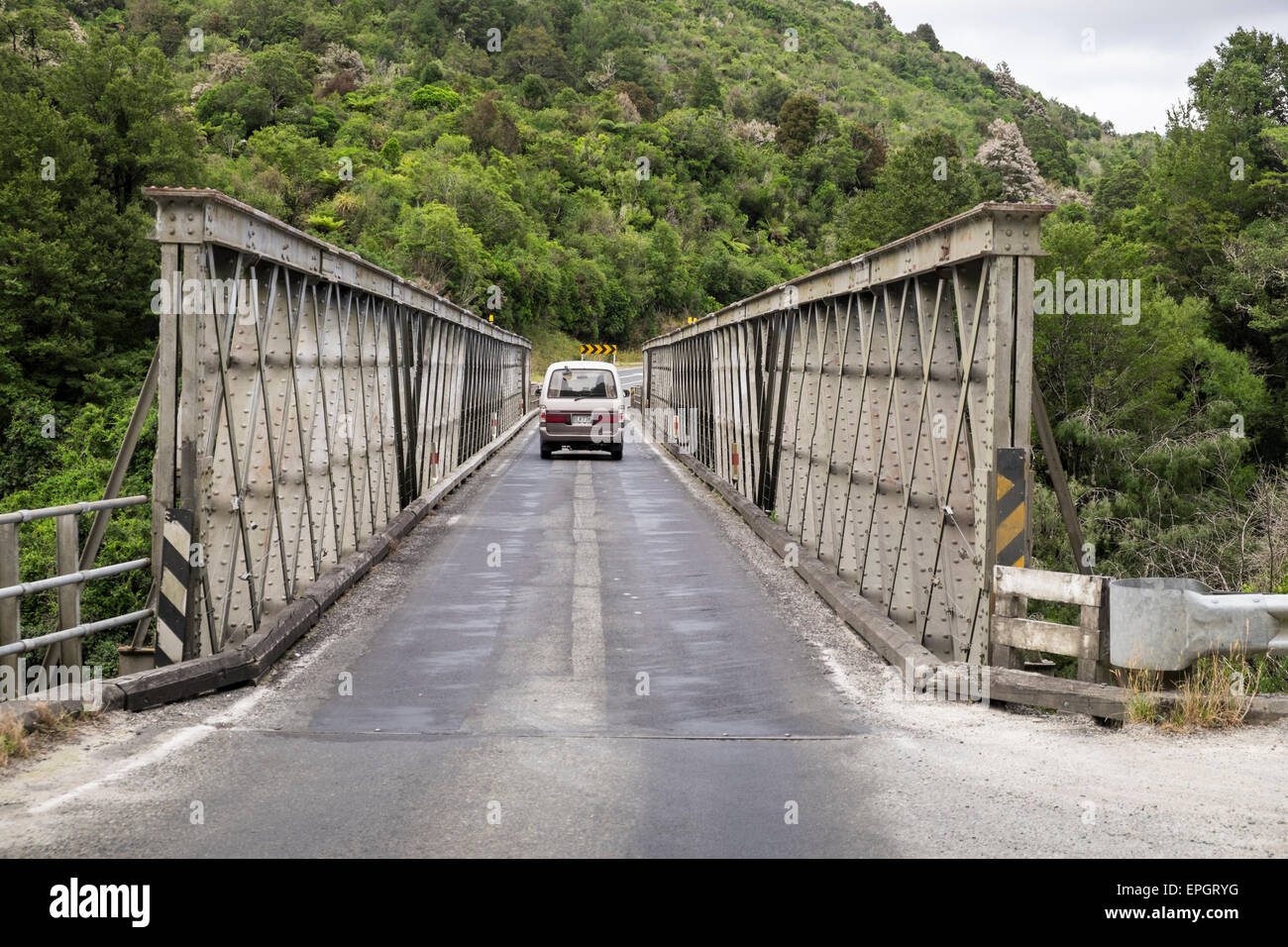 Il ponte in ferro di una singola corsia di attraversare il fiume Buller, Nuova Zelanda. Foto Stock