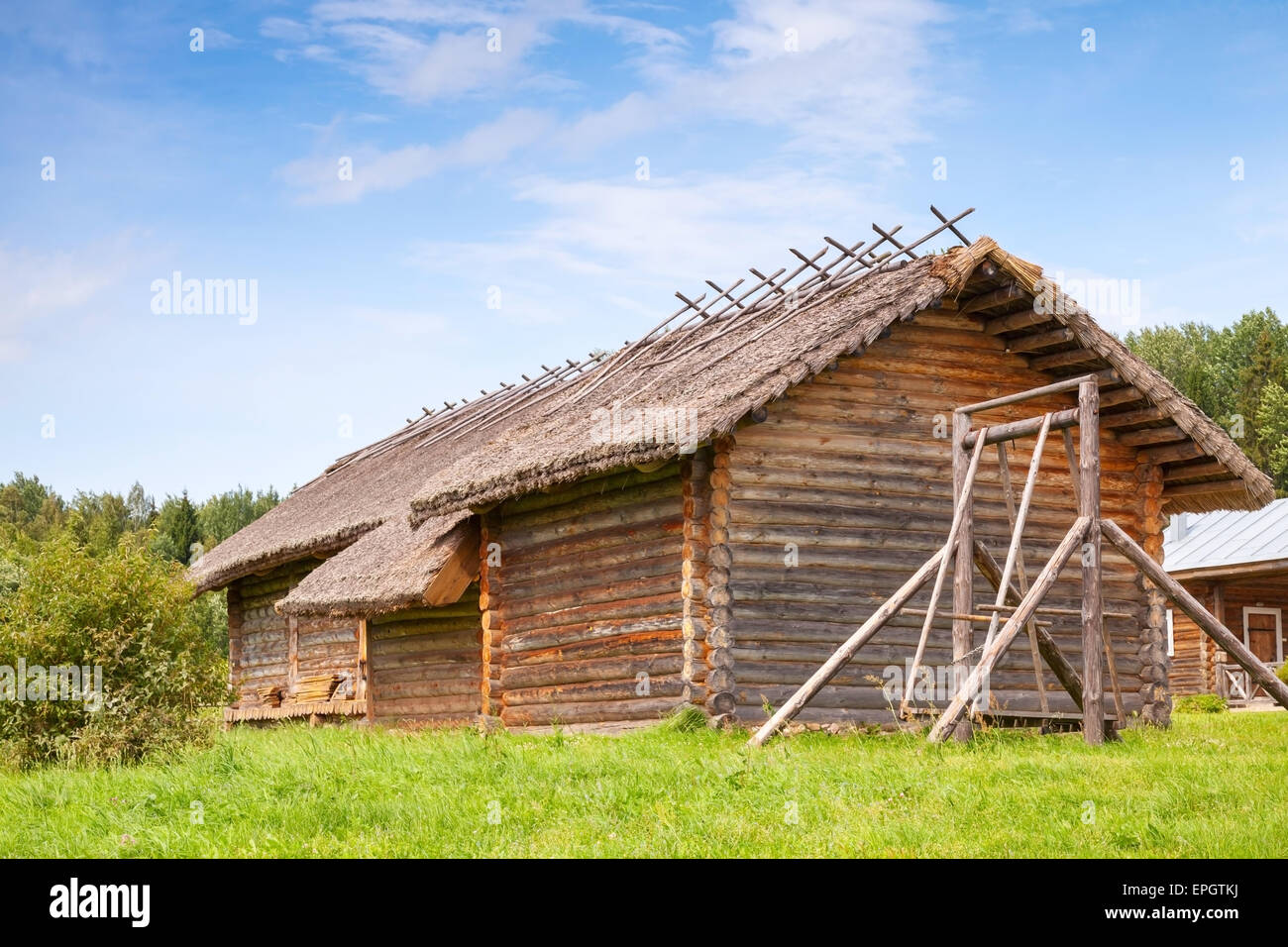 Il russo rurale architettura in legno esempio, vecchi fienili e swing Foto Stock
