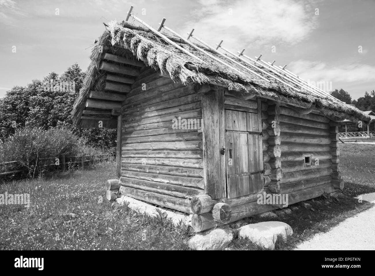 Legno architettura rurale esempio, piccolo bagno russo tipico edificio, foto in bianco e nero Foto Stock