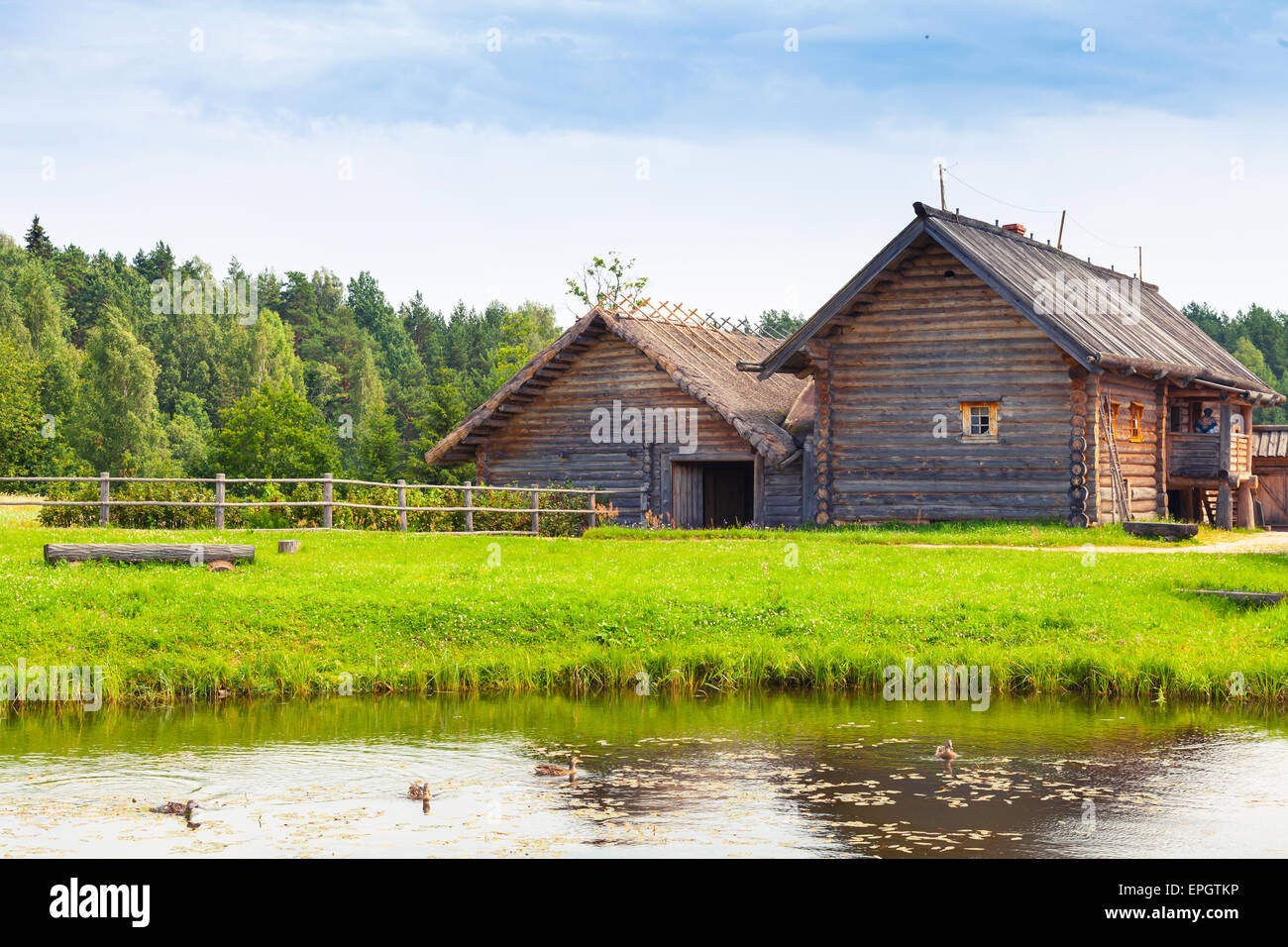Russo architettura in legno esempio, antiche case rurali sulla costa del lago Foto Stock