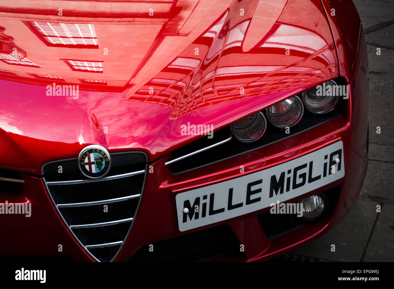 La parte anteriore della Alfa Romeo parcheggiata al Bristol Automoto  italiano fiera. Un rosso lucido cofano con badge, fari e grill Foto stock -  Alamy