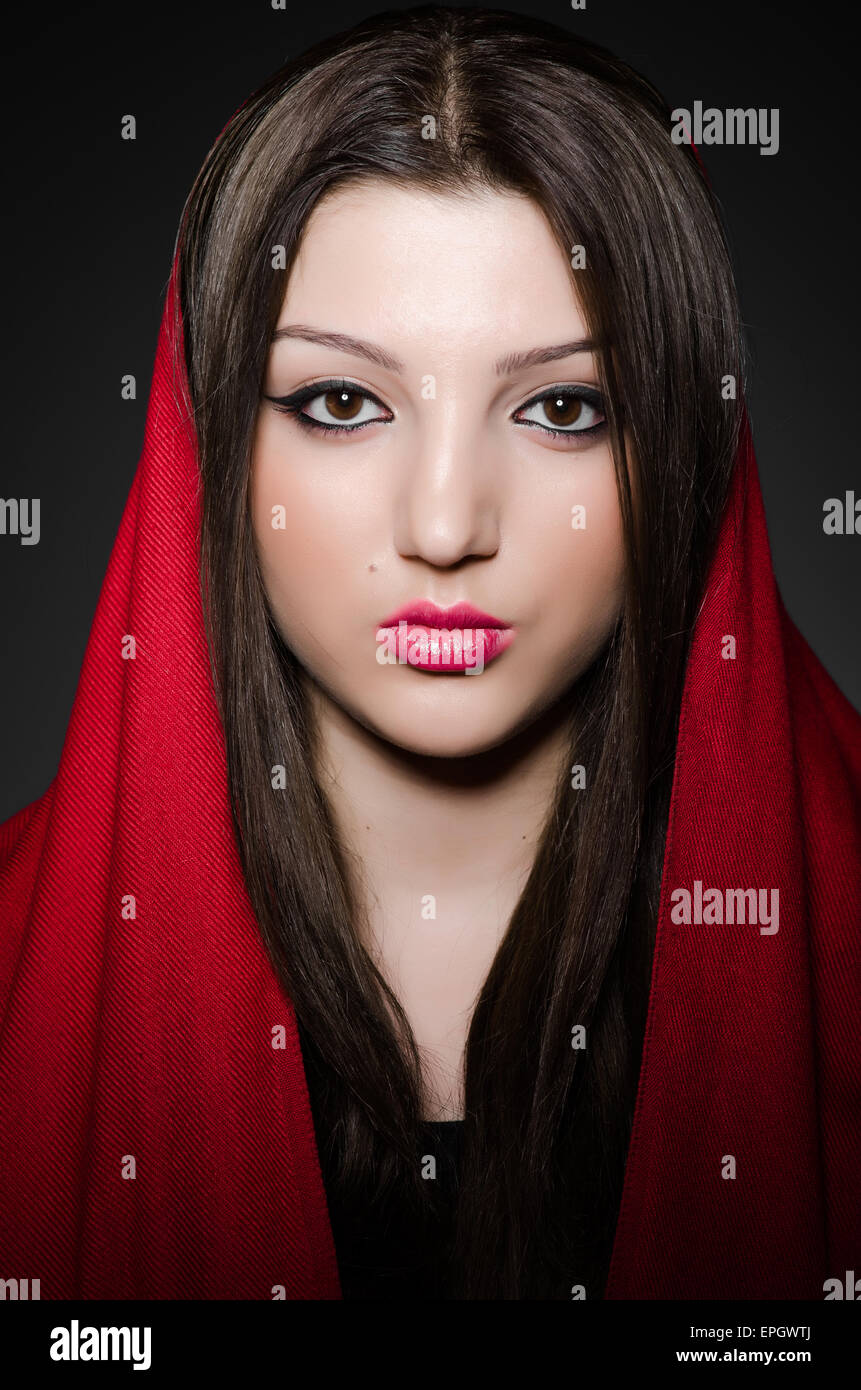 Ritratto di giovane donna con velo Foto Stock