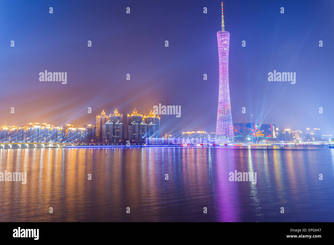 Skyline della città di notte Foto Stock