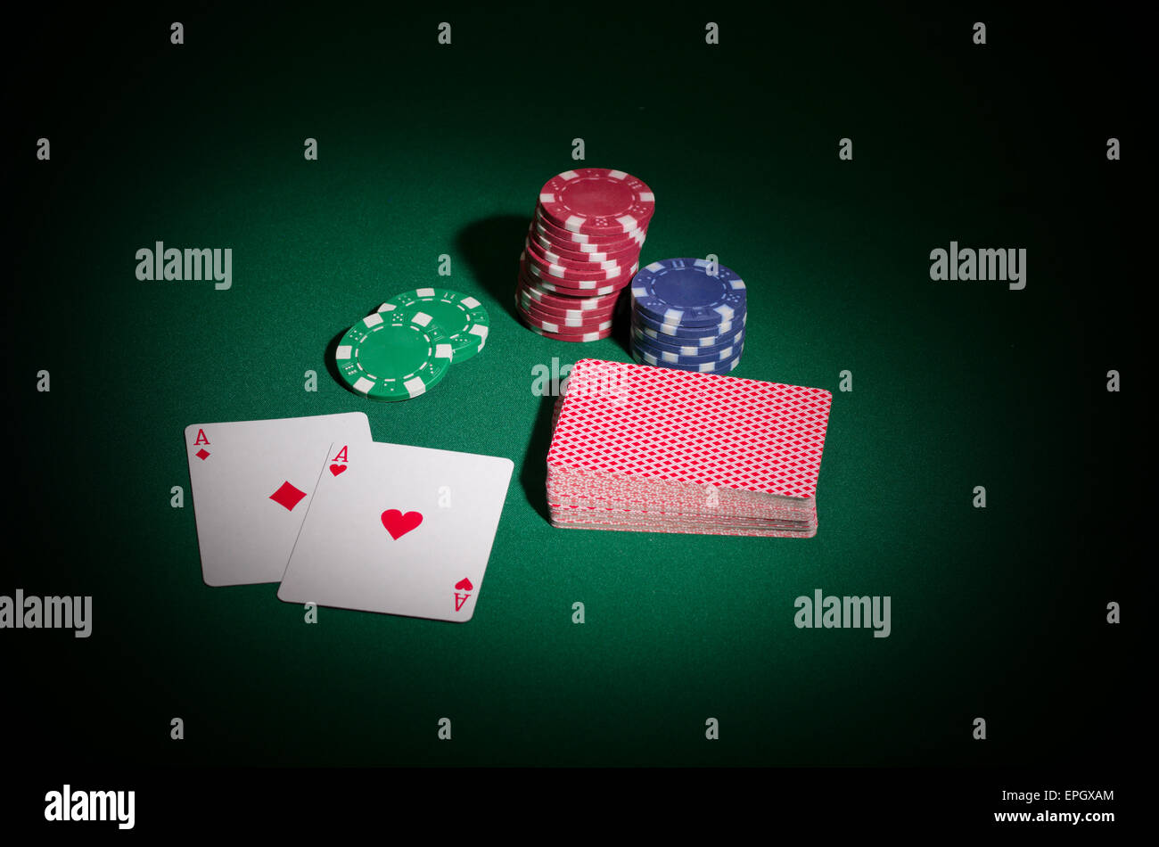 Chip e carte da gioco sul tavolo verde Foto Stock