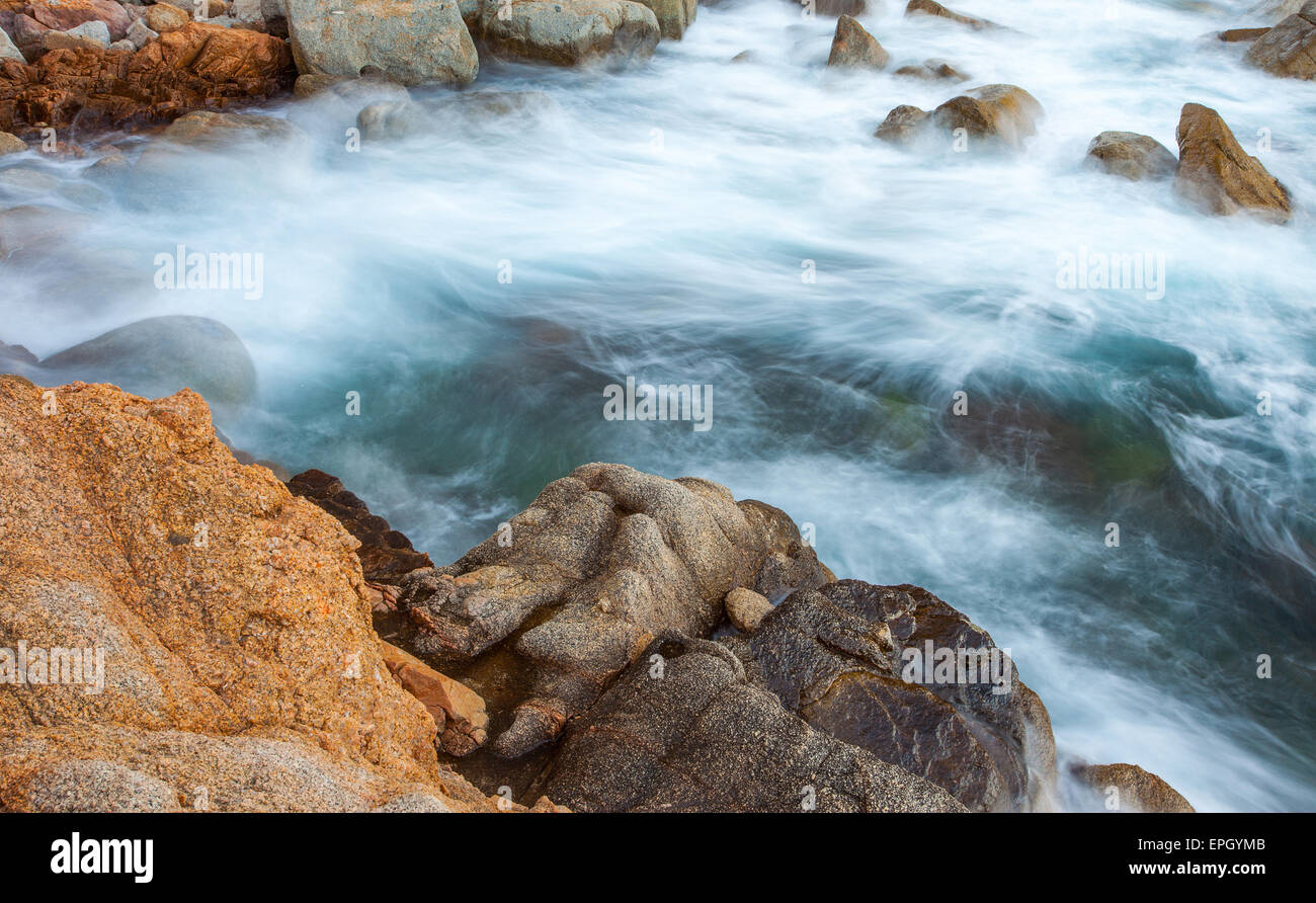 Surf e rocce costiere Foto Stock