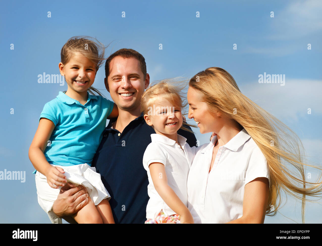Felice giovane famiglia con due bambini all'aperto Foto Stock