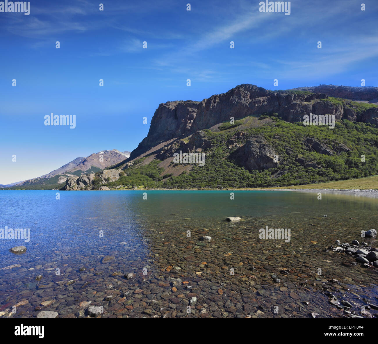 Le sue acque azzurre e la spiaggia rocciosa. Foto Stock