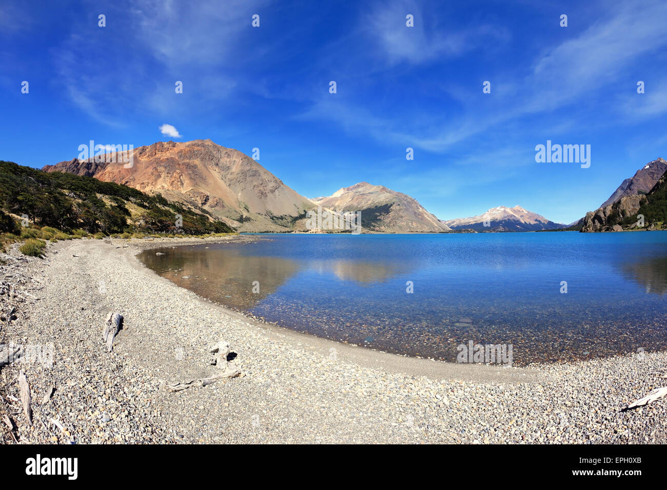 Le montagne si riflette nell'acqua con mirroring Foto Stock